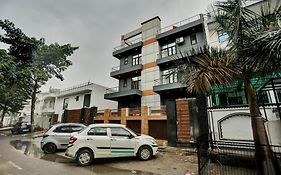 Townhouse Happy Keys Near Iskcon Temple Noida